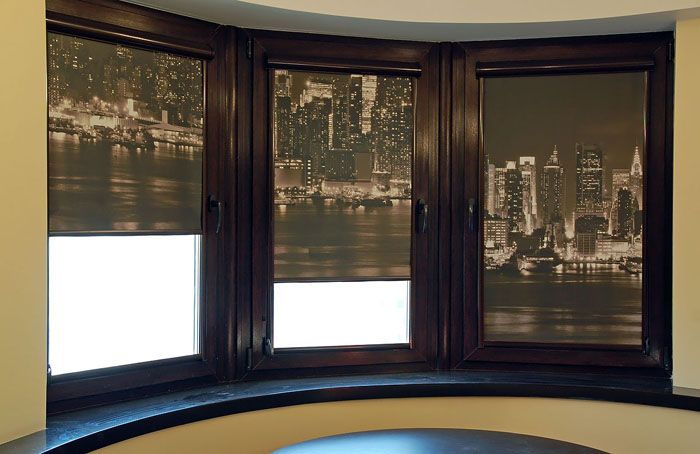 Dies können Vorhänge für Kunststofffenster sein. Dieser Fotodruck schafft die Illusion einer Nachtstadt vor dem Fenster.