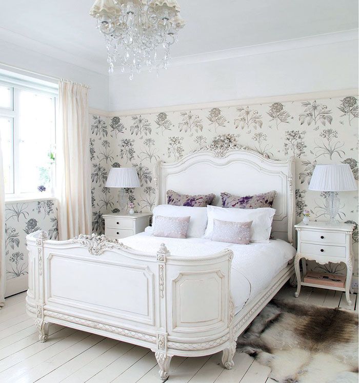Ein kleines weißes Schlafzimmer im Provence-Stil eignet sich für ein zartes Naturgefühl und eine sehr gepflegte Person