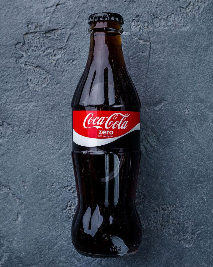 Es ist einfach, die Oberfläche mit Coca-Cola zu waschen: Die Flüssigkeit wird auf die Fläche aufgetragen und eine halbe Stunde lang stehen gelassen. Vergessen Sie nicht, Ihre Dusche zu spülen!
