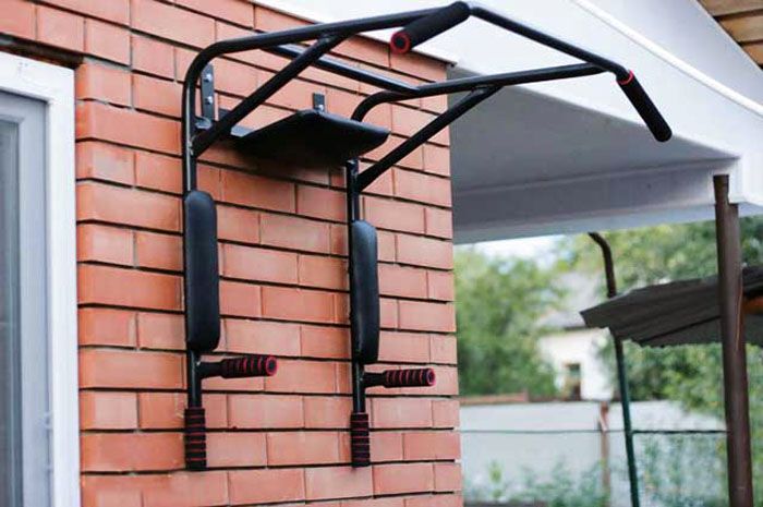 La barra orizzontale domestica può essere installata non solo all'interno, ma può anche essere montata sulla facciata di un edificio, veranda o qualsiasi altra area esterna