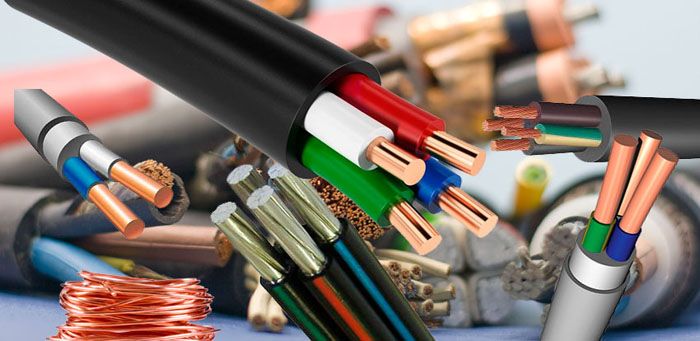 Elektrische Drähte und Kabel unterscheiden sich in der Art der Isolierung und des Leiters, was die Möglichkeit ihrer Verwendung für verschiedene Arten von elektrischen Leitungen bestimmt
