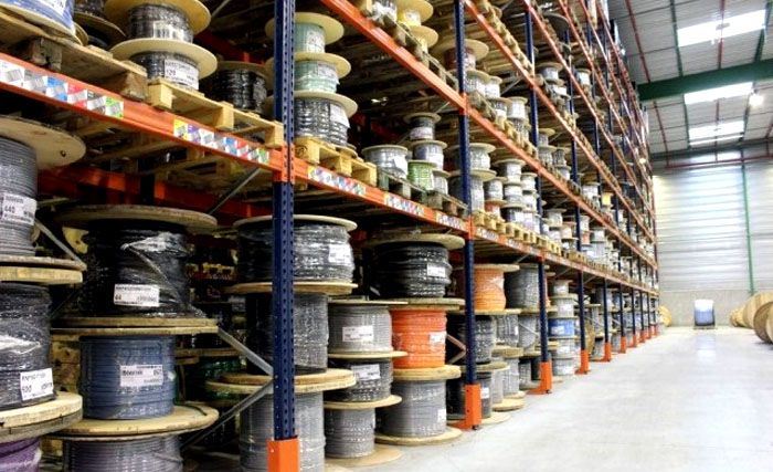 Kabelprodukte können von großen Unternehmen, die sich auf elektrische Produkte spezialisiert haben, oder in Baumärkten gekauft werden, die zu Fuß erreichbar sind