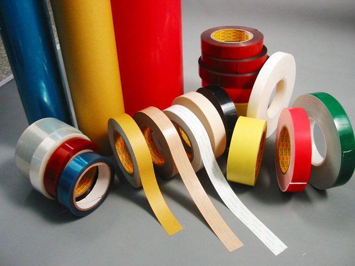 Wie man Kleber von Plastikband wäscht