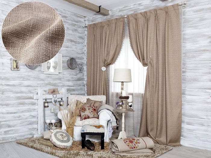 Les rideaux en toile de jute beige et marron s'intègrent à l'intérieur de plusieurs styles à la fois