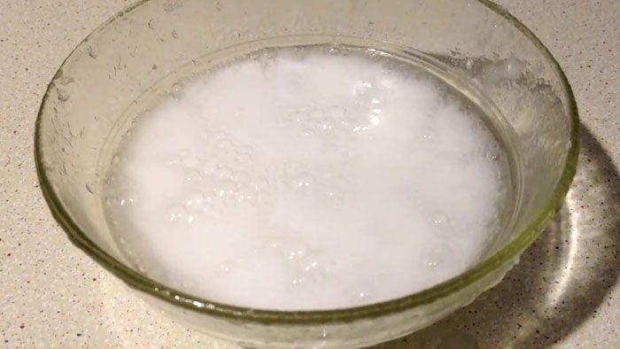 Soda löst sich nicht in Wasser, sondern wird in Form einer flüssigen Aufschlämmung direkt auf einen feuchten Schwamm aufgetragen
