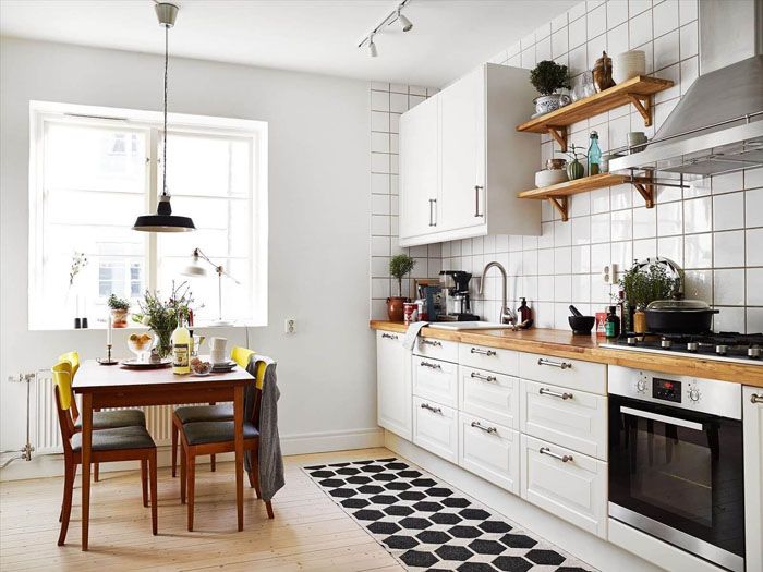 Der er mange eksempler på fotos med et hvidt køkken med en træplade. Træ er et varmt materiale. Og det skaber den samme varme i husmorens sjæl