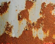 So entfernen Sie Rost von einer Metalloberfläche