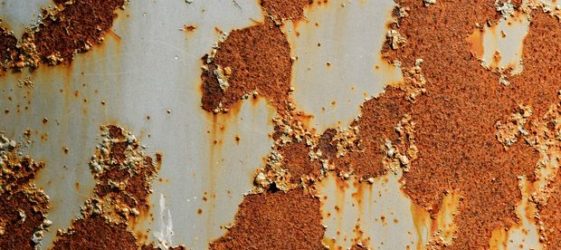 So entfernen Sie Rost von einer Metalloberfläche