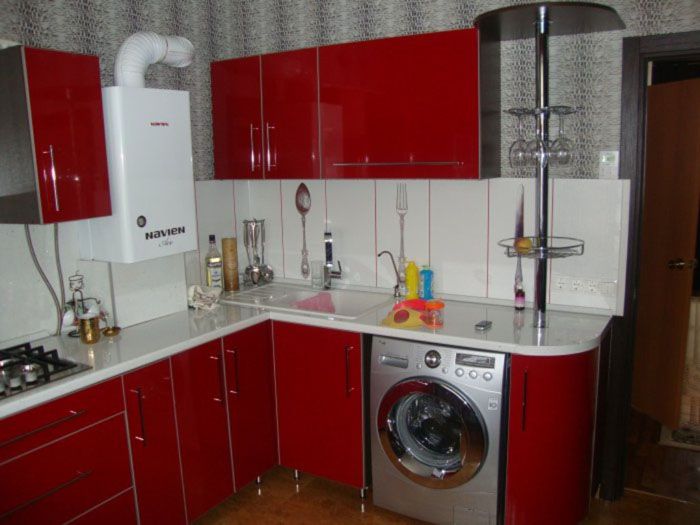 Wenn das Design dies zulässt, ist es besser, wenn die Säule der Farbe der Wände oder der Schürze entspricht.