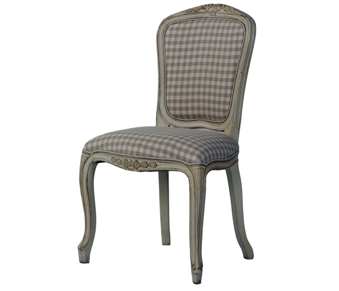 Eine bequeme Rückenlehne und ein weicher Sitz - Komfort in allem und ein zartes Farbschema helfen dem Produkt, sich in jedes provenzalische Design einzufügen