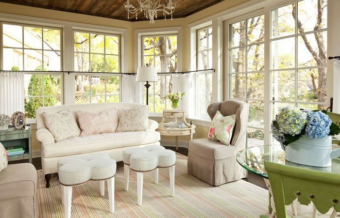 Die Lichtfülle hebt Möbelsets in hellen Farben immer positiv hervor. Couchtische in unterschiedlichem Design und Dekoration passen mit einem weichen Sofa und Sesseln gut in den Innenraum