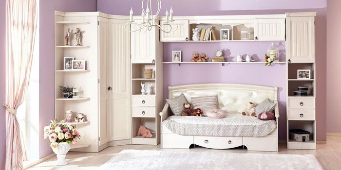 Pink, Lavendel, Flieder - Farbkombinationen treten in den Vordergrund. Mädchen werden das Schlafzimmer in zarten Farben mit einer Fülle von mit Blumen bemalten Textilien mögen
