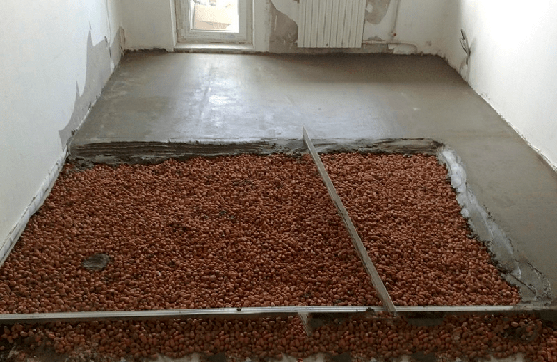 Herstellung eines Betonestrichs auf der Oberfläche von Blähton, der als schalldämmendes und wärmeisolierendes Material dient