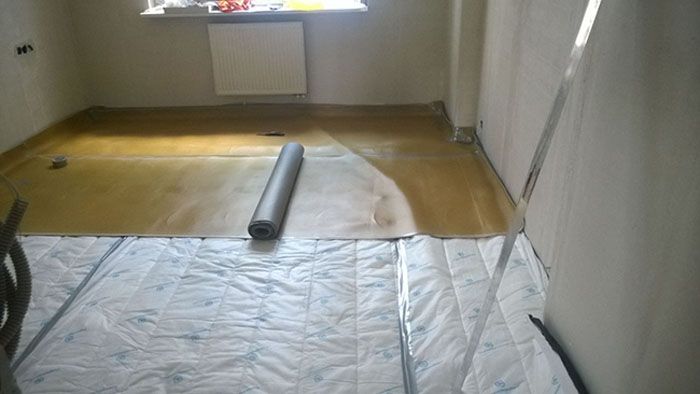 Die Schalldämmqualität des isolierten Raums hängt von der richtigen Technologie für die Ausführung von Arbeiten ab.