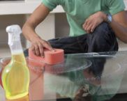 Sådan vaskes lim fra plastbånd