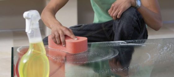 Wie man Kleber von Plastikband wäscht