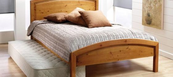 Heimwerkerbett aus Holz