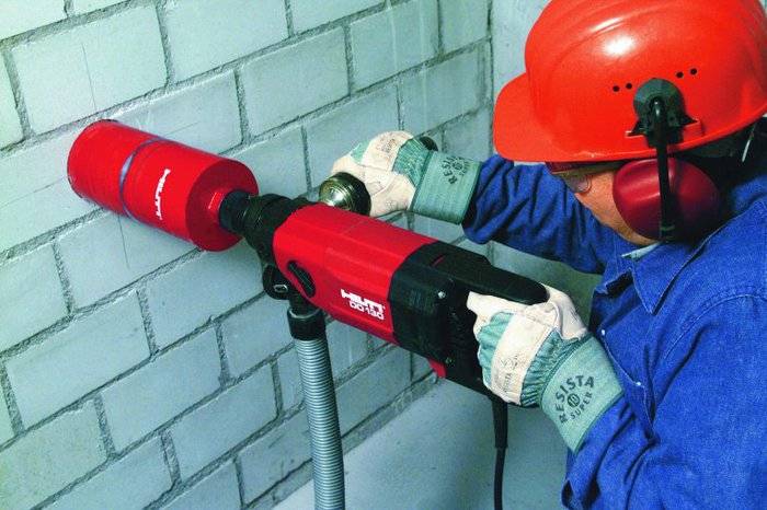 L'utilisation de vêtements de protection est une condition préalable à l'exécution de travaux avec des structures en béton.