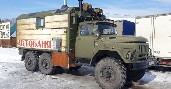 ZIL-131 to prawdziwie wojskowy pojazd, który poradzi sobie w każdych warunkach terenowych, dlatego ustawienie mobilnej wanny na jego platformie to dar niebios dla entuzjastów outdooru