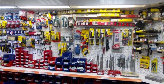 Hi ha un departament de venda de consumibles a totes les botigues i xarxes minoristes que funciona amb eines manuals i articles per a la construcció