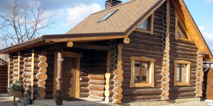 Handschlaghäuser sind immer noch beliebt in Regionen, in denen es möglich ist, stehendes Holz zu kaufen