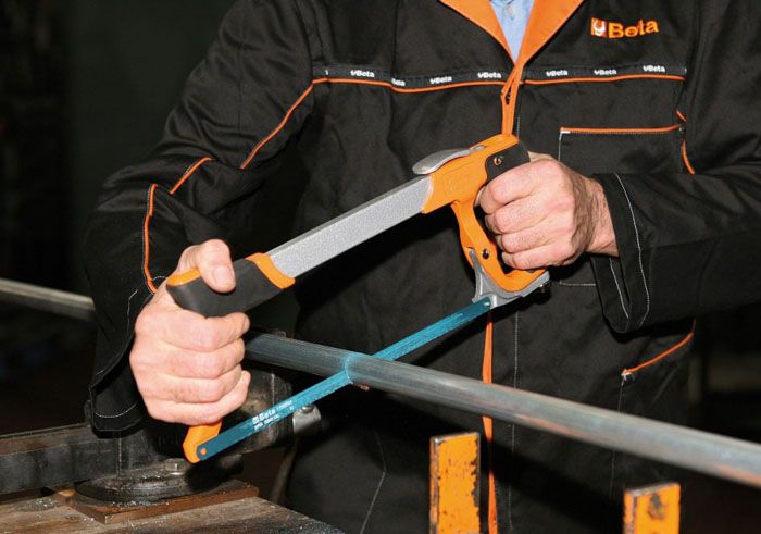 Die Geschwindigkeit der Arbeitsleistung und ihre Arbeitsintensität hängen von der richtigen Wahl eines Bügelsägeblattes ab.