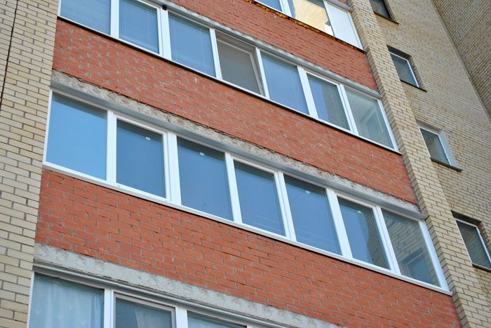 Loggien in modernen Häusern sind nicht so interessant wie Balkone, aber auch hier hängt alles vom Ansatz der Gebäudedesigner in verschiedenen Teilen der Welt ab.