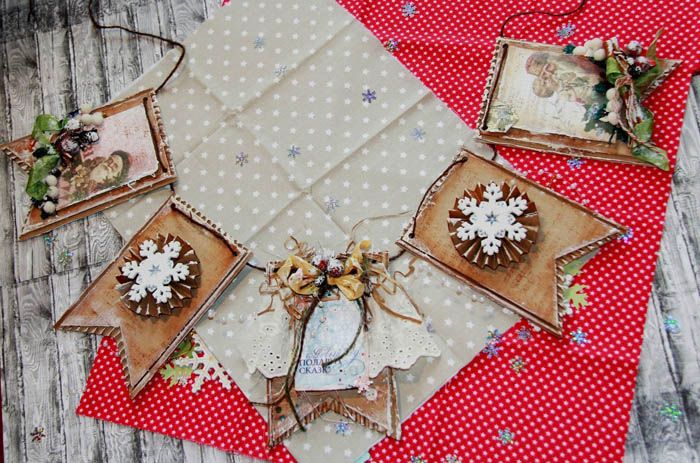 Specjalnie stworzone elementy: papier do scrapbookingu oraz dekoracje. Wszystkie te są sprzedawane w sklepach rzemieślniczych lub zamawiane w sklepach internetowych. Całkowity koszt produktu będzie dość duży, ale warto