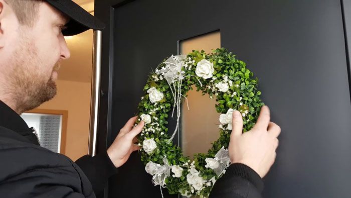 Wianek można zawiesić, zabezpieczając go nitką za wizjerem w drzwiach. Nie jest to najlepszy sposób, ale nadal ...