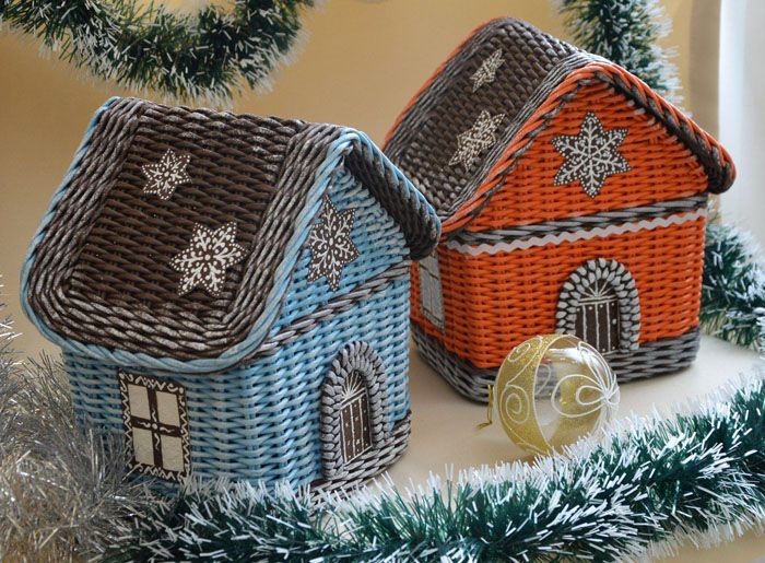 Tkanie z gazet jest dość łatwe do opanowania, wzór tkania takiego domu nie różni się od wzoru tkania prostego kosza. Decoupage z serwetkami noworocznymi zakończy pracę