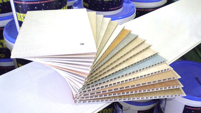 Die Hauptfrage ist: Wie viel kostet es, die Decke mit Kunststoffplatten zu verkleiden? Um zu antworten, müssen Sie das Vorhandensein eines Arbeitswerkzeugs im Haus und den Preis des Materials selbst berücksichtigen