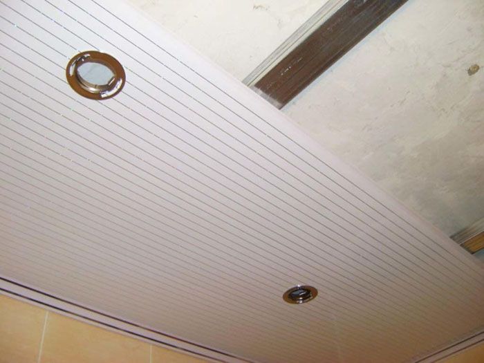 Wir setzen die Lampe in das Loch ein und schnappen sie auf die Federn. Vergessen Sie nicht, dass Arbeiten mit Drähten nur bei getrennter Spannung im ganzen Haus durchgeführt werden. Die Drähte liegen frei und sind mit der Steckdose verbunden