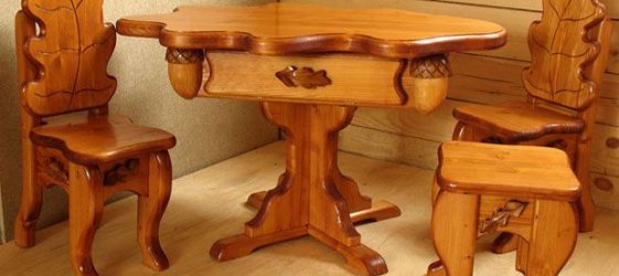Taula de fusta de bricolatge