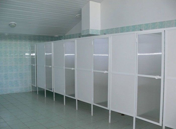 Aufgrund ihrer geringen Kosten sind Trennwände aus Polycarbonat für Duschkabinen in Sportanlagen (Stadien, Schwimmbäder usw.) gefragt.