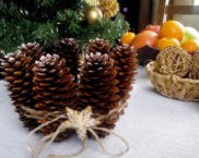 DIY świąteczne rękodzieło ze stożków: zdjęcie