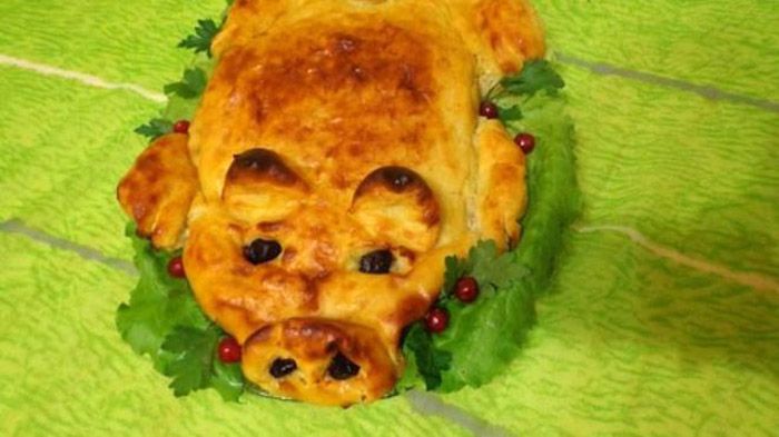 Danie to oparte jest na gotowanych puree ziemniaczanym, w środku którego rozprowadzane jest mięso mielone z gotowymi warzywami. Na krawędziach i na wierzchu są również puree z gotowanych ziemniaków. Aby potrawa się nie rozpadła, ziemniaki gotuje się w mundurkach, a następnie obiera i miażdży razem z surowym jajkiem, solą i odrobiną mąki