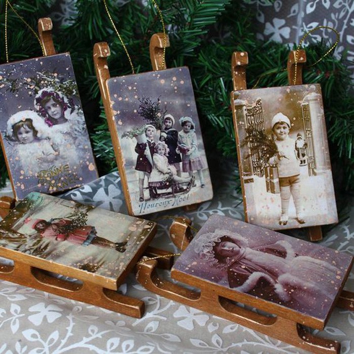 Sleder er laget av kryssfiner eller tykk papp. Allerede malte modeller er dekorert med fotografier trykt på en skriver på tynt papir eller umiddelbart overført til basen ved hjelp av en varm metode, PVA lim eller decoupage film