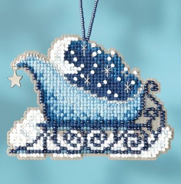 Den korsbroderte sleden og beaded vil se perfekt ut på treet. Du kan lage en broderordning selv eller finne en ferdig versjon
