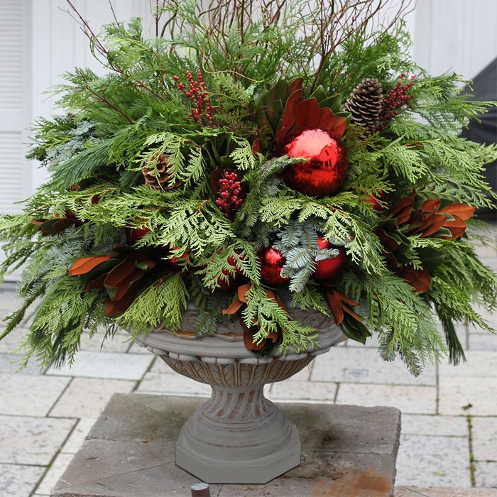 Buketten er samlet fra nåletre: thuja, sedertre, furu, gran. Hvis ønskelig er den dekorert med julepynt, snøfnugg og stjerner.