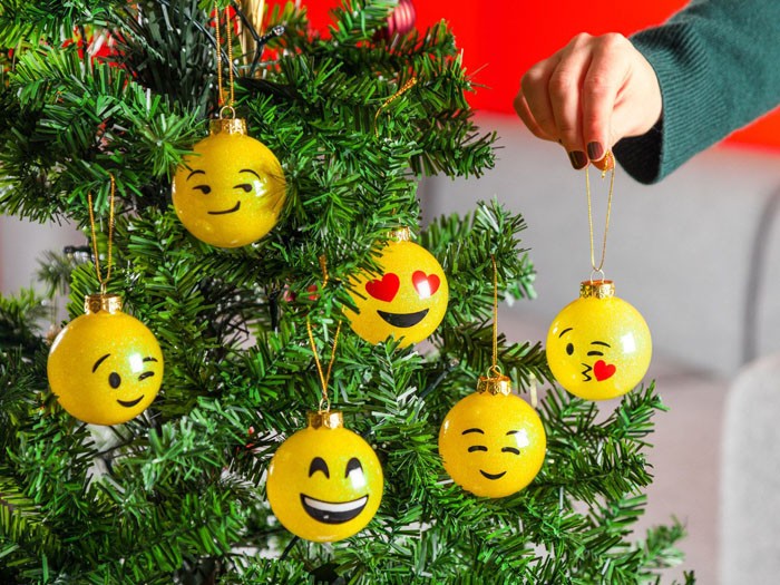 Drzewo ozdobione emotikonami będzie wyglądać kreatywnie. Możesz pokolorować stare kule lub kupić puste miejsca