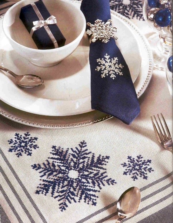Até mesmo um pequeno elemento transformará uma mesa simples em um Ano Novo, decorado de forma majestosa