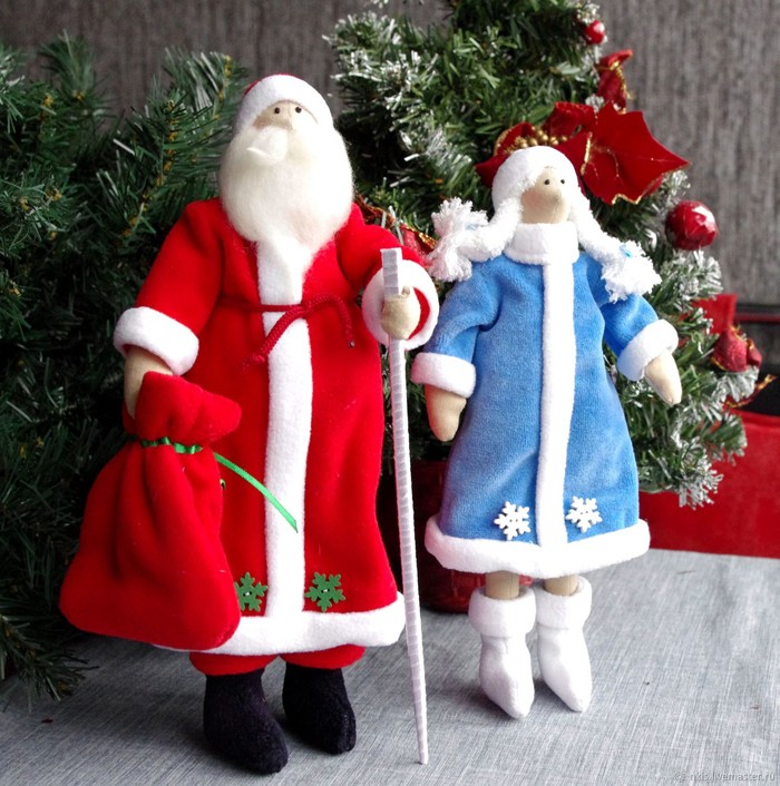 Dziadek Frost i Snegurochka stali pod każdą choinką. Teraz stoją nie tylko w cieniu drzewa iglastego, ale także stoją przy kominku, a nawet na stole.