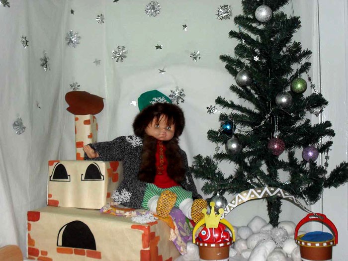 Fantastyczne figurki warto ustawić obok sztucznej choinki. To będzie prawdziwy zakątek przyjemności dla dzieci.