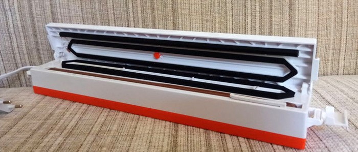 Der Arbeitsbereich enthält einen Mechanismus zum Auffangen und Absaugen von Luft und ein Heizelement