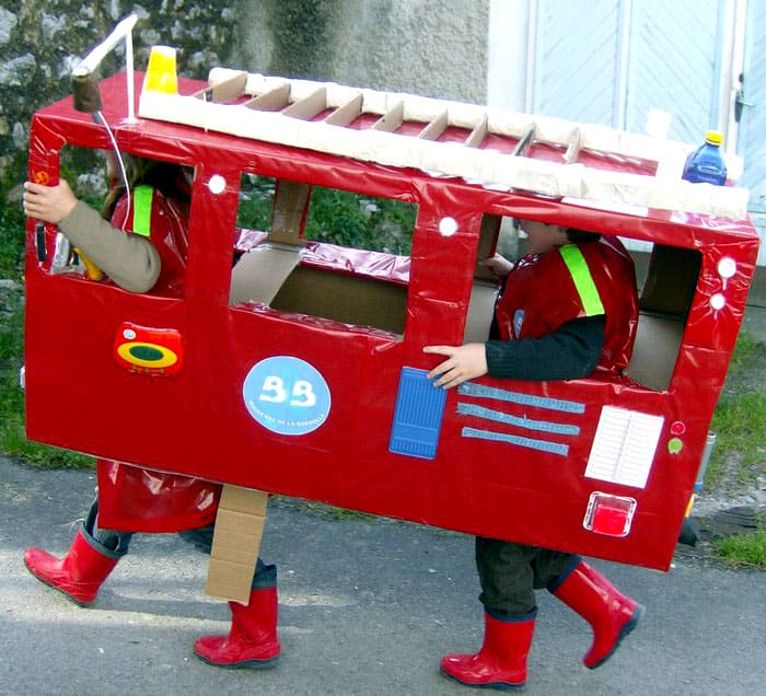 Els autobusos sencers i els camions de bombers es fabriquen amb caixes situades sota d'equips de grans dimensions