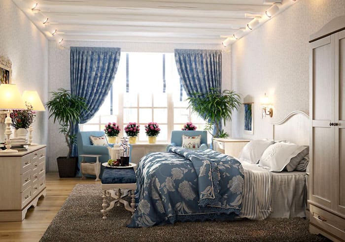 Blühende Blumen im Schlafzimmer sind mit Vorsicht angeordnet: Einige stark riechende Pflanzen können, obwohl sie schön aussehen, ständige Kopfschmerzen verursachen
