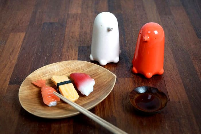 Moderne designere konkurrerer faktisk med hinanden om at skabe de mest originale salt- og peberrystere. Det er slet ikke svært at vælge disse vigtige varer til forskellige serveringsmetoder.