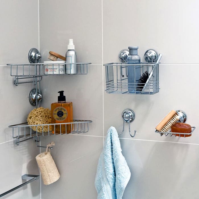 Über dem Badezimmer werden auch Regale benötigt: Hier sind Edelstahl oder Kunststoff die am besten geeigneten Materialien