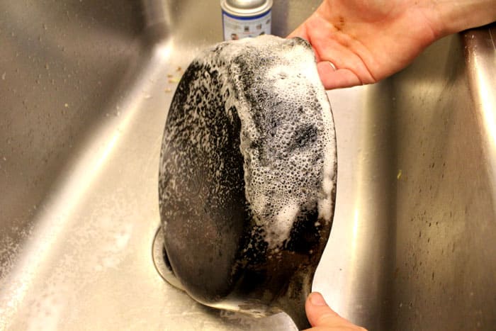 Wenn das Wasser kocht, können Sie mit der Reinigung des Produkts beginnen und darauf warten, dass es etwas abkühlt