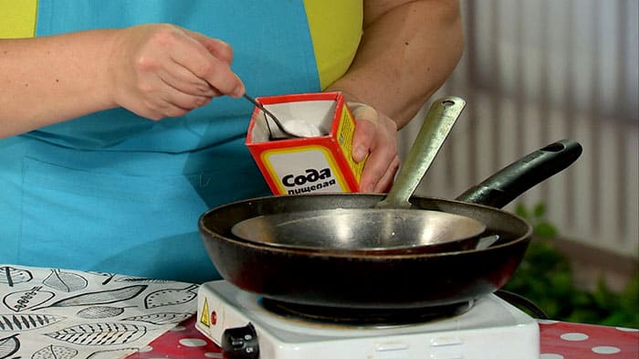 Duften af eddike fjernes derefter ved at behandle produktet med sodavand: du skal bare koge sodavæsken lige i skålen